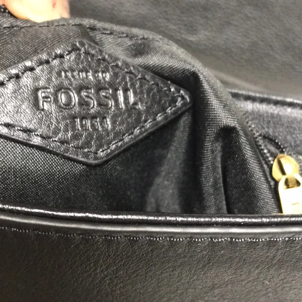 Fossil leather crossbody bag with adjustable strap and aged bronze hardwa. NWOT - Picture 10 of 10